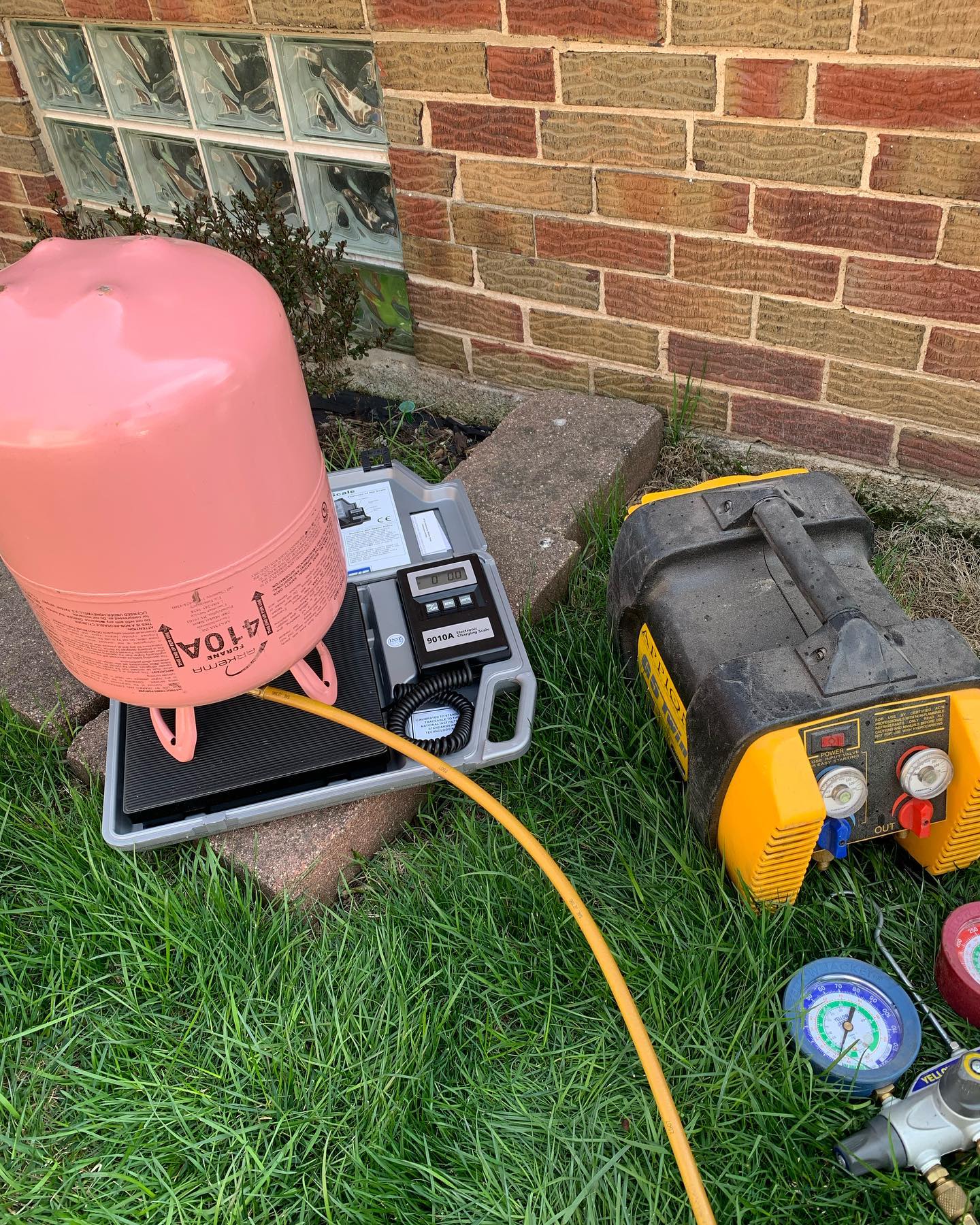 A/C service and maintenance equipment